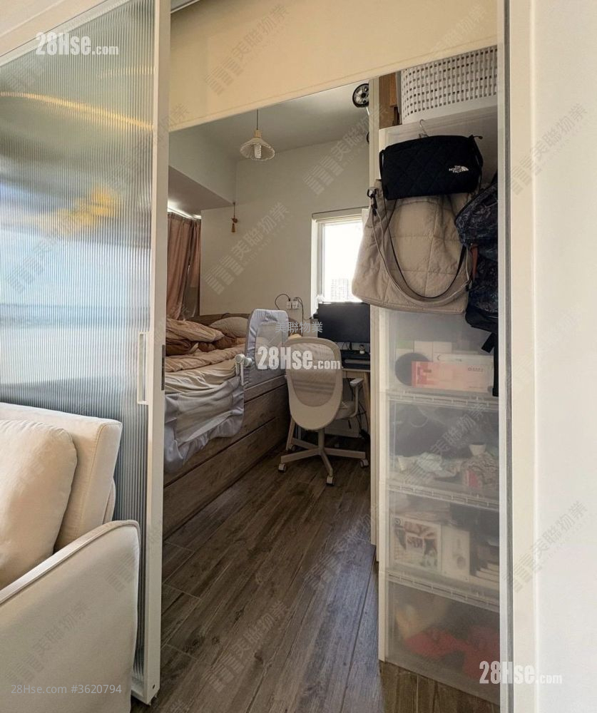The Reach Rental 2 Bedrooms , 1 Bathroom 357 ft² ( 33.2 m² ) The Reach Rental 2 Bedrooms , 1 Bathroom 357 ft² ( 33.2 m² )