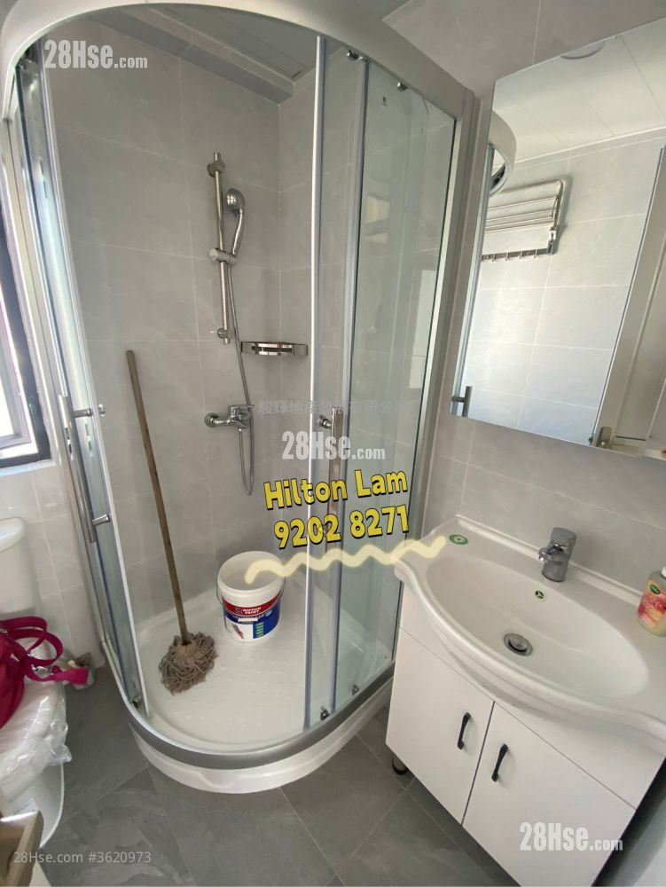 Hang Lung Bank Tsimshatsui Branch Building Rental 2 Bedrooms , 1 Bathroom 414 ft² ( 38.5 m² ) Hang Lung Bank Tsimshatsui Branch Building Rental 2 Bedrooms , 1 Bathroom 414 ft² ( 38.5 m² )
