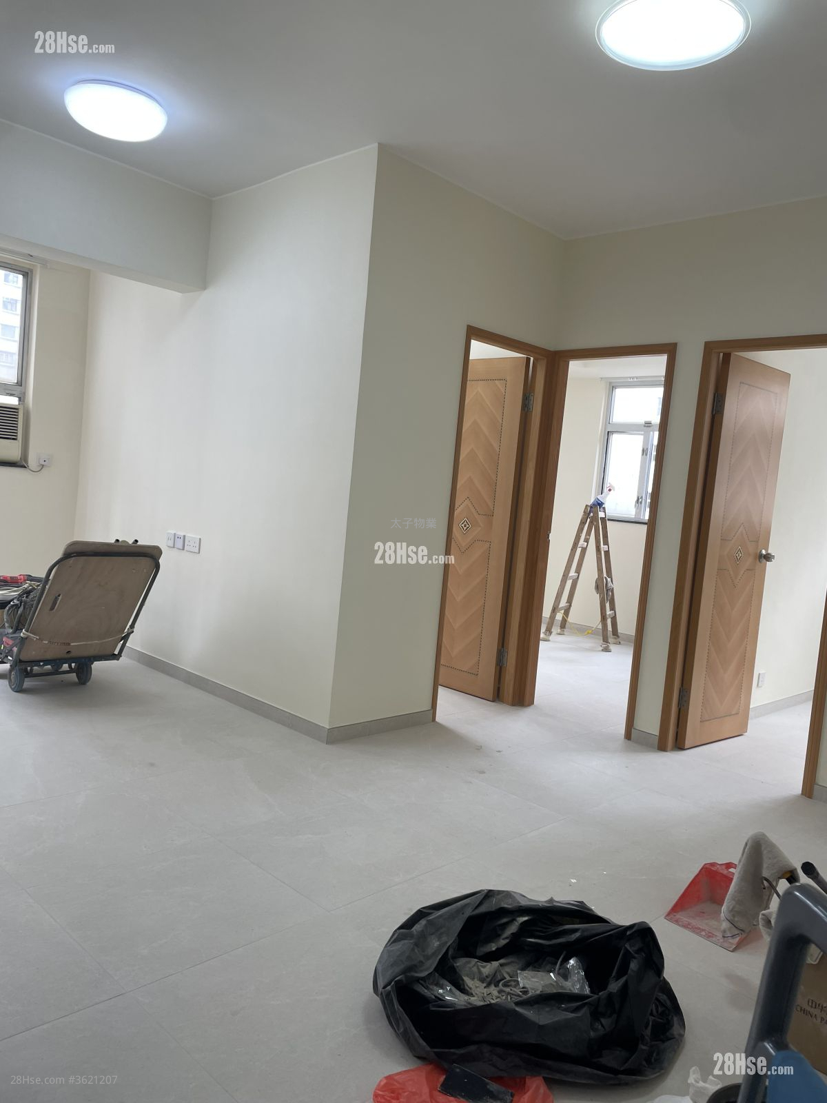 利兴大楼 租盘 3 房 , 1 浴室 598 平方尺 ( 55.6 平方米 ) 利兴大楼 租盘 3 房 , 1 浴室 598 平方尺 ( 55.6 平方米 )