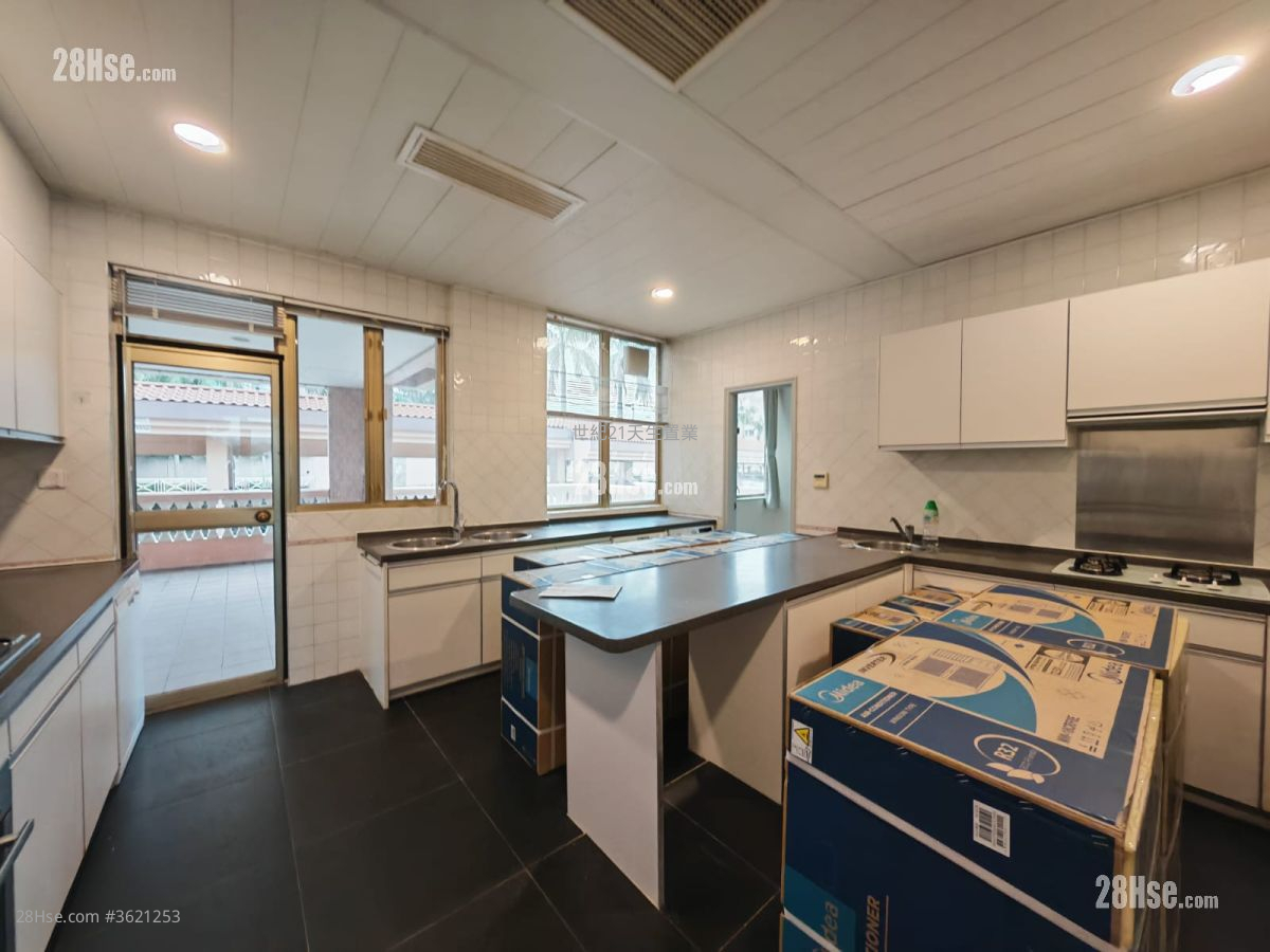 Hong Kong Gold Coast Rental 5+ Bedrooms , 4 Bathrooms 2,833 ft² ( 263.2 m² ) Hong Kong Gold Coast Rental 5+ Bedrooms , 4 Bathrooms 2,833 ft² ( 263.2 m² )