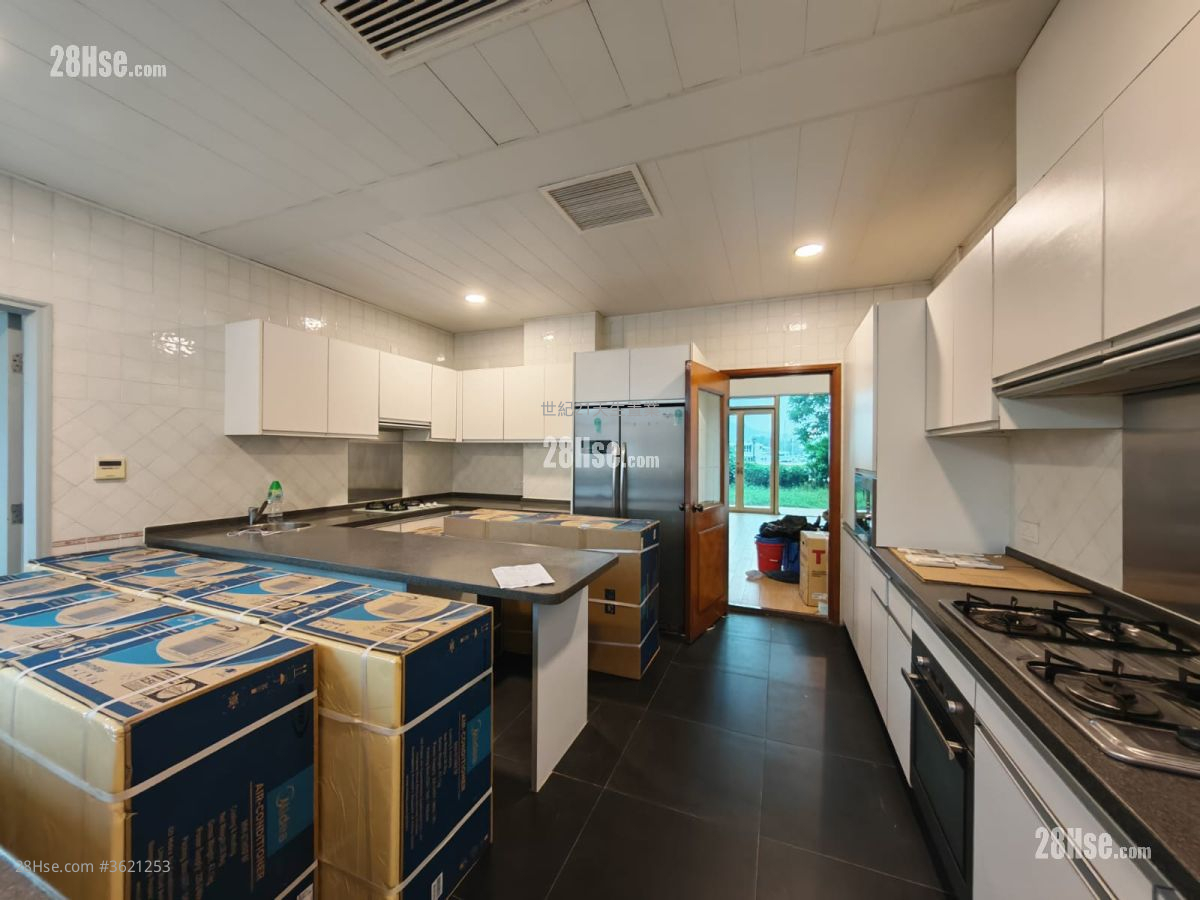 Hong Kong Gold Coast Rental 5+ Bedrooms , 4 Bathrooms 2,833 ft² ( 263.2 m² ) Hong Kong Gold Coast Rental 5+ Bedrooms , 4 Bathrooms 2,833 ft² ( 263.2 m² )