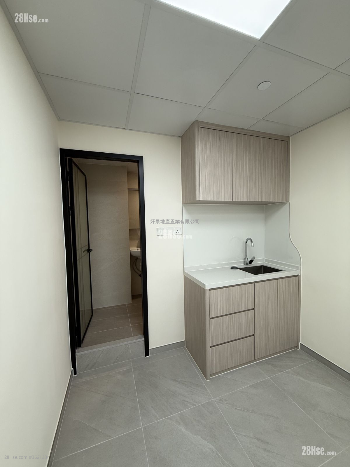 单幢楼房 租盘 130 平方尺 ( 12.1 平方米 ) 单幢楼房 租盘 130 平方尺 ( 12.1 平方米 )