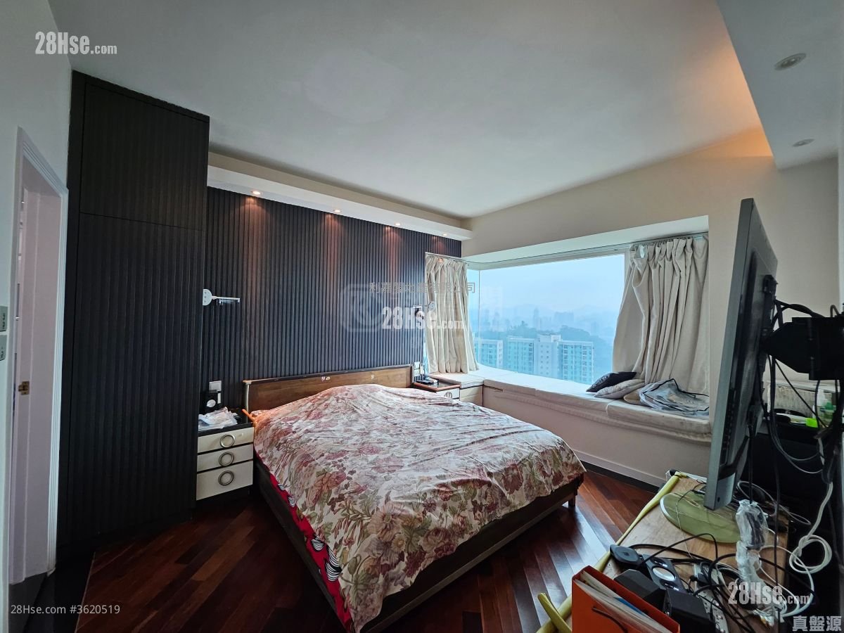 The Palace Rental 4 Bedrooms , 3 Bathrooms 1,764 ft² ( 163.9 m² ) The Palace Rental 4 Bedrooms , 3 Bathrooms 1,764 ft² ( 163.9 m² )