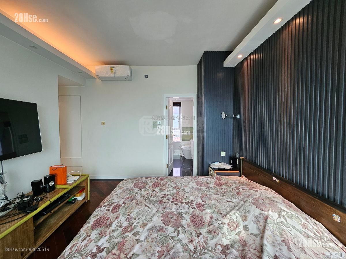 The Palace Rental 4 Bedrooms , 3 Bathrooms 1,764 ft² ( 163.9 m² ) The Palace Rental 4 Bedrooms , 3 Bathrooms 1,764 ft² ( 163.9 m² )