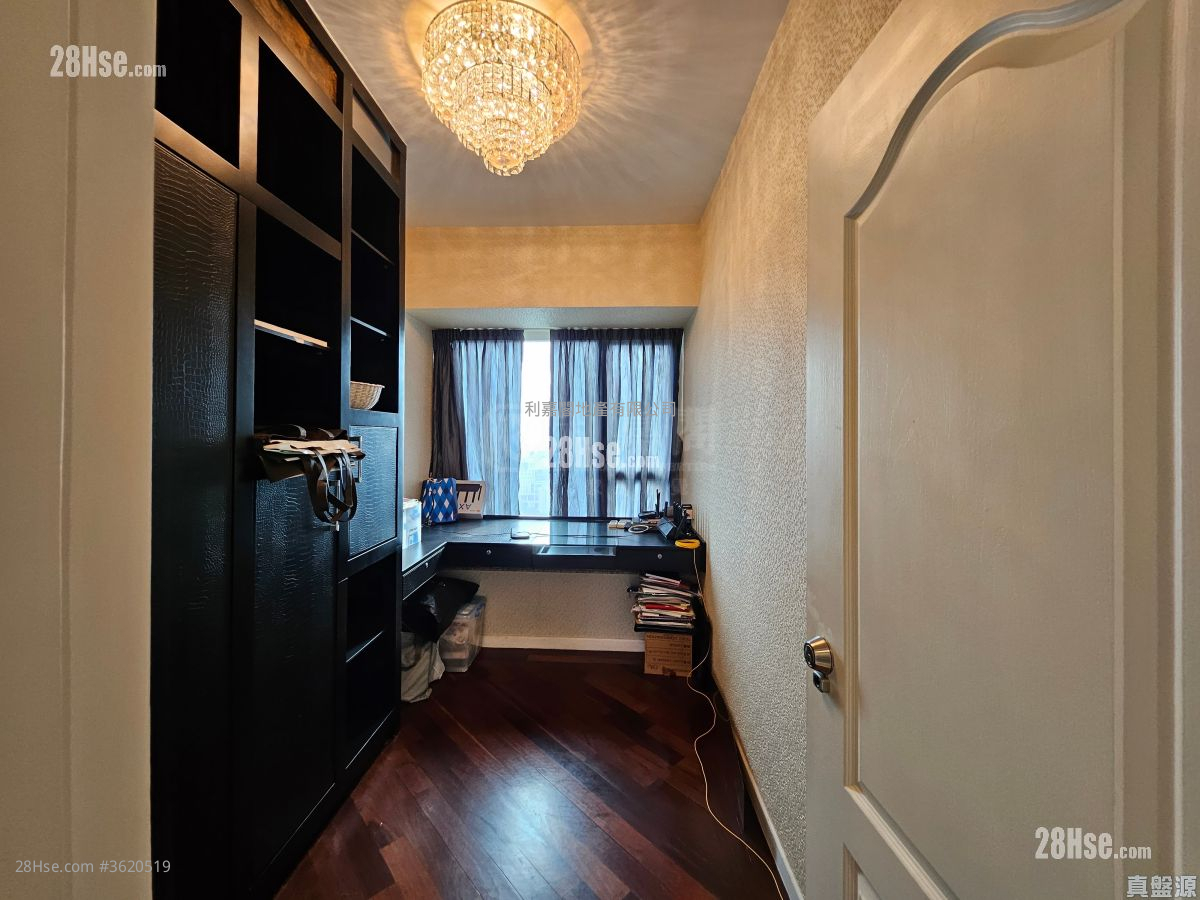 The Palace Rental 4 Bedrooms , 3 Bathrooms 1,764 ft² ( 163.9 m² ) The Palace Rental 4 Bedrooms , 3 Bathrooms 1,764 ft² ( 163.9 m² )