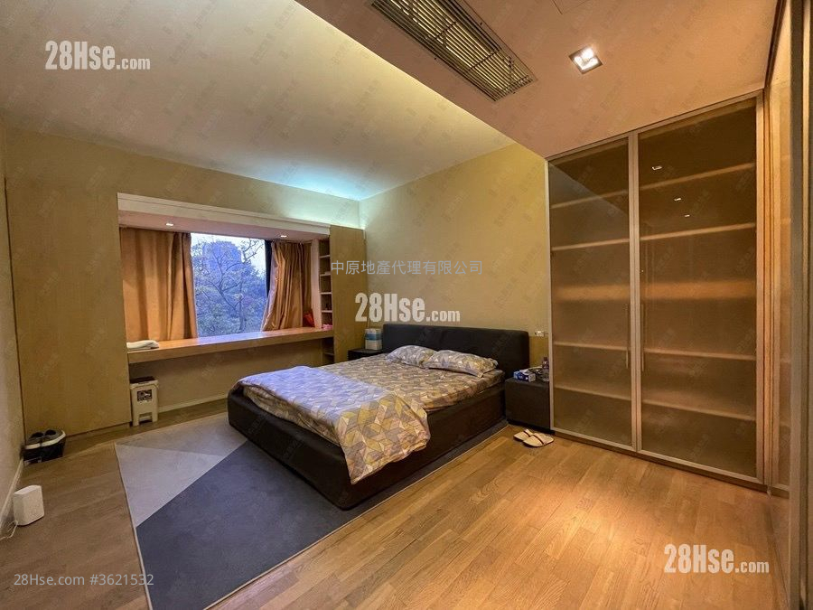 King's Park Hill Rental 2,333 ft² ( 216.7 m² ) King's Park Hill Rental 2,333 ft² ( 216.7 m² )