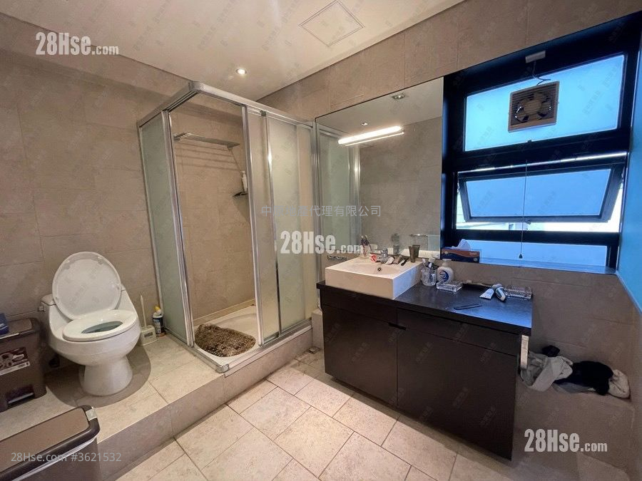 King's Park Hill Rental 2,333 ft² ( 216.7 m² ) King's Park Hill Rental 2,333 ft² ( 216.7 m² )