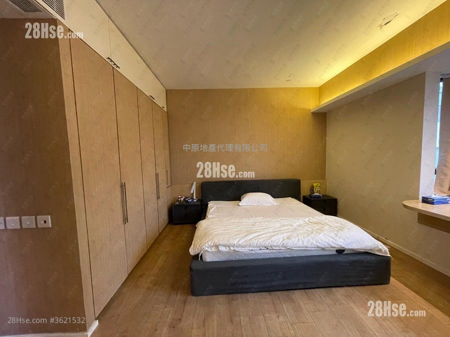 King's Park Hill Rental 2,333 ft² ( 216.7 m² ) King's Park Hill Rental 2,333 ft² ( 216.7 m² )