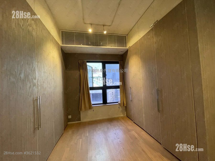 King's Park Hill Rental 2,333 ft² ( 216.7 m² ) King's Park Hill Rental 2,333 ft² ( 216.7 m² )