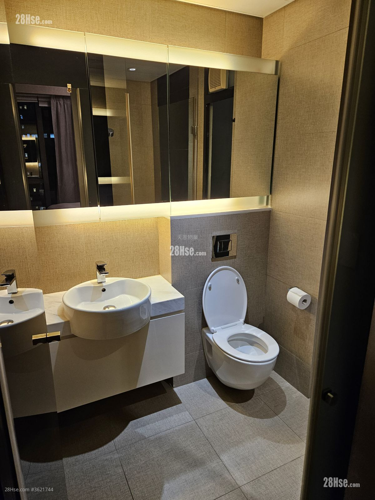 Queen's Cube Rental 1 Bedroom , 1 Bathroom 377 ft² ( 35.0 m² ) Queen's Cube Rental 1 Bedroom , 1 Bathroom 377 ft² ( 35.0 m² )