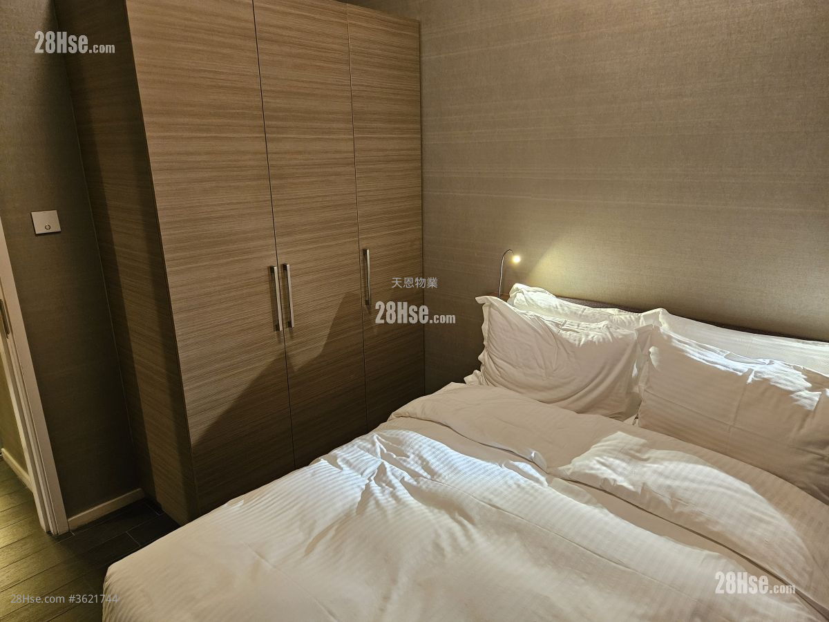 Queen's Cube Rental 1 Bedroom , 1 Bathroom 377 ft² ( 35.0 m² ) Queen's Cube Rental 1 Bedroom , 1 Bathroom 377 ft² ( 35.0 m² )