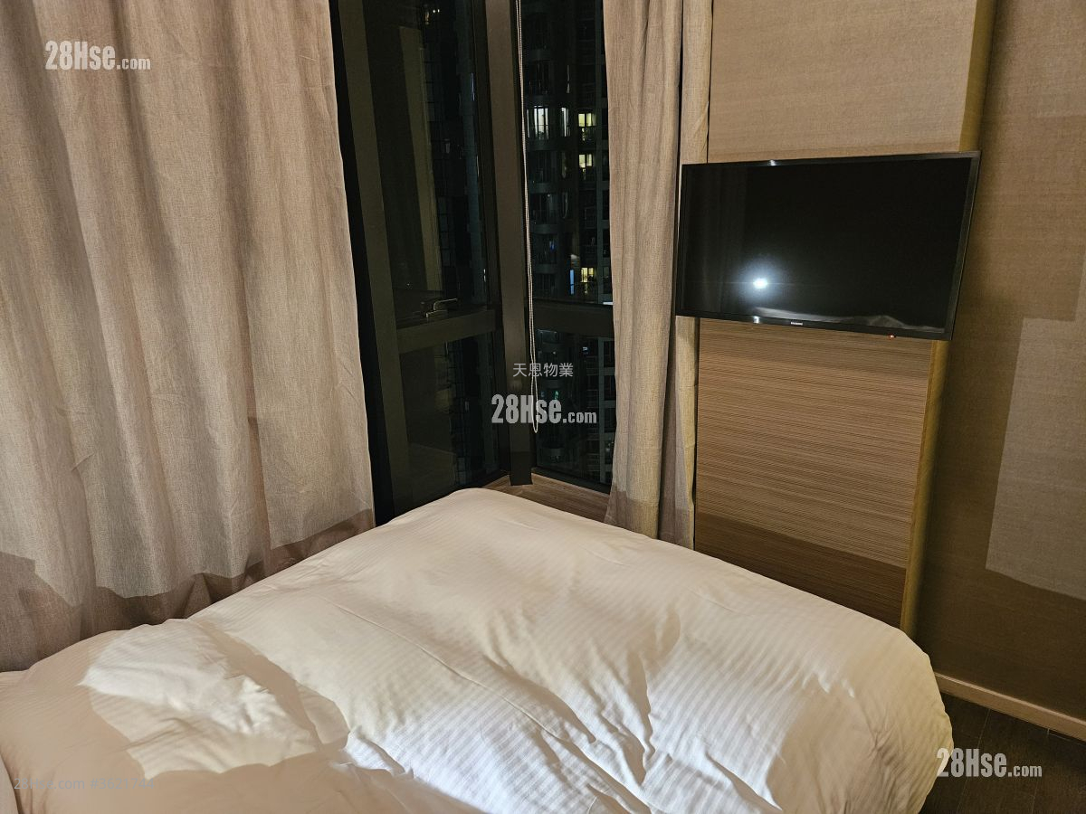 Queen's Cube Rental 1 Bedroom , 1 Bathroom 377 ft² ( 35.0 m² ) Queen's Cube Rental 1 Bedroom , 1 Bathroom 377 ft² ( 35.0 m² )