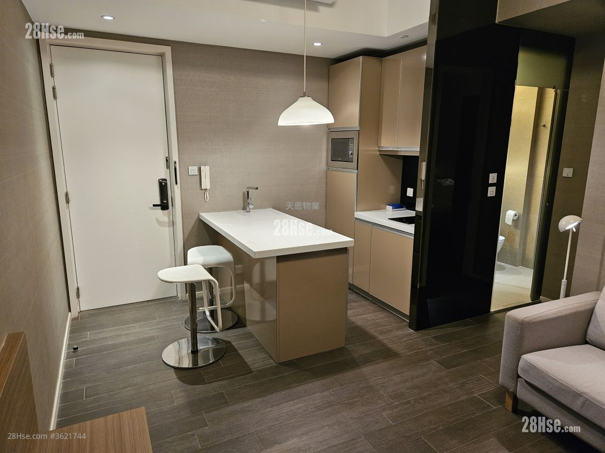 Queen's Cube Rental 1 Bedroom , 1 Bathroom 377 ft² ( 35.0 m² ) Queen's Cube Rental 1 Bedroom , 1 Bathroom 377 ft² ( 35.0 m² )