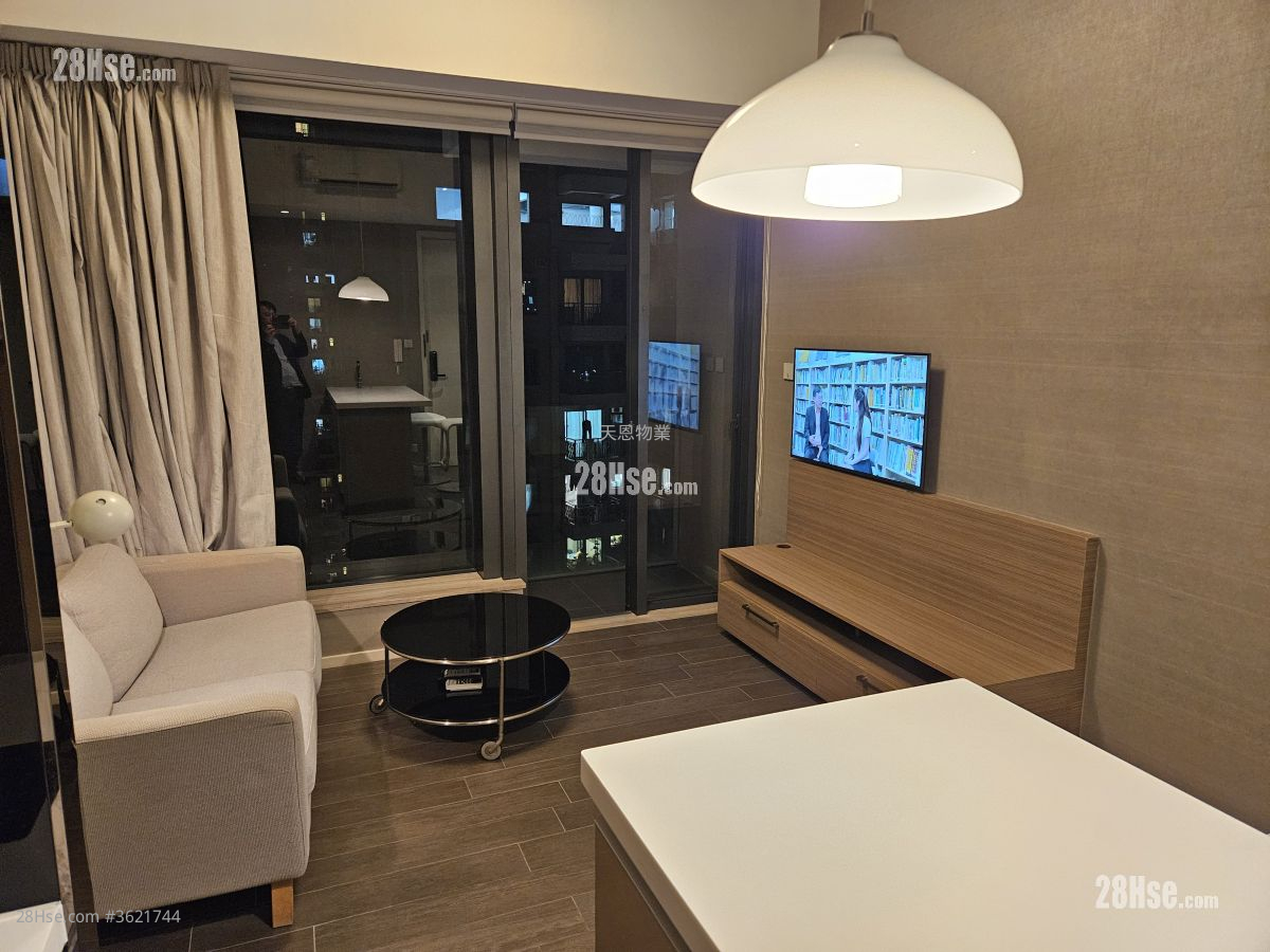 Queen's Cube Rental 1 Bedroom , 1 Bathroom 377 ft² ( 35.0 m² ) Queen's Cube Rental 1 Bedroom , 1 Bathroom 377 ft² ( 35.0 m² )