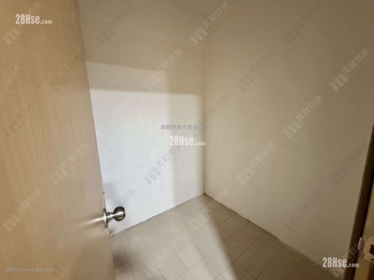 工人房: 大埔宝马山 租盘 3 房 , 3 浴室 915 平方尺 ( 85.0 平方米 ) 工人房: 大埔宝马山 租盘 3 房 , 3 浴室 915 平方尺 ( 85.0 平方米 )