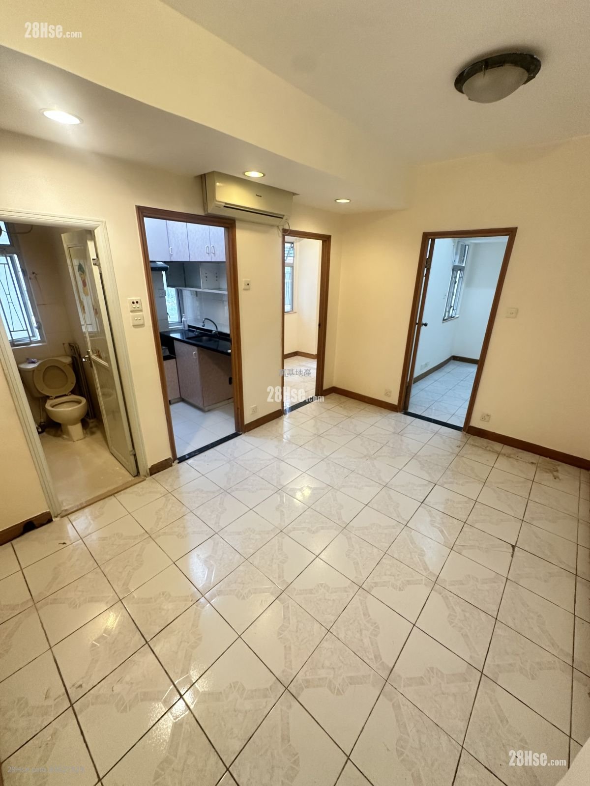 南雄大厦 售盘 2 房 , 1 浴室 362 平方尺 ( 33.6 平方米 ) 南雄大厦 售盘 2 房 , 1 浴室 362 平方尺 ( 33.6 平方米 )