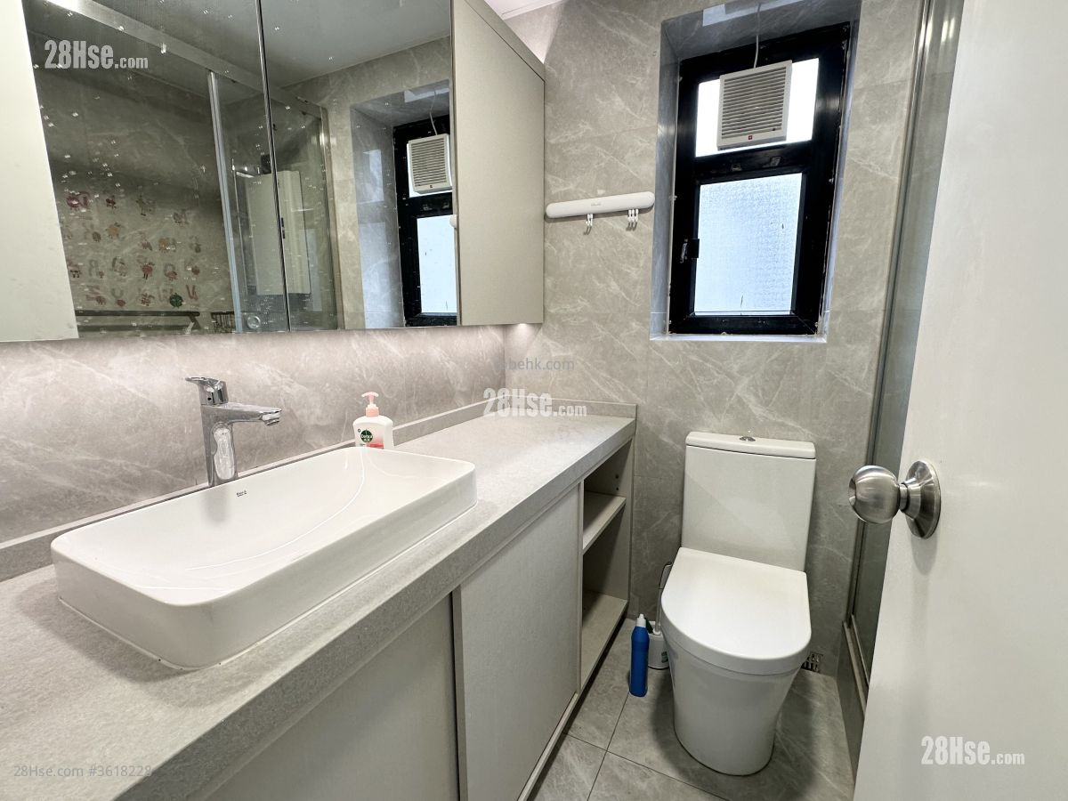 Scenic Rise Rental 2 Bedrooms , 1 Bathroom 487 ft² ( 45.2 m² )