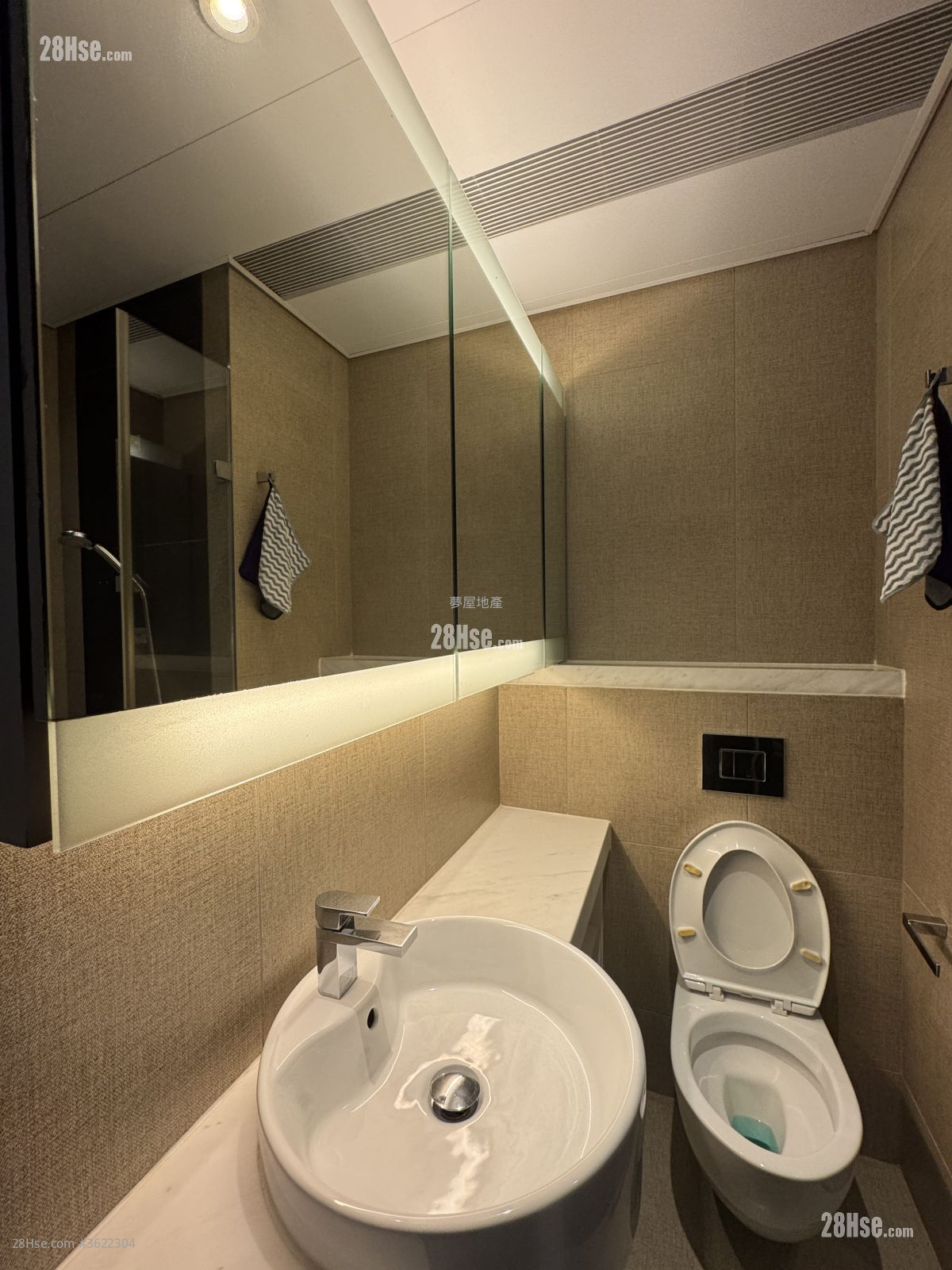 Queen's Cube Rental Studio , 1 Bathroom 270 ft² ( 25.1 m² ) Queen's Cube Rental Studio , 1 Bathroom 270 ft² ( 25.1 m² )