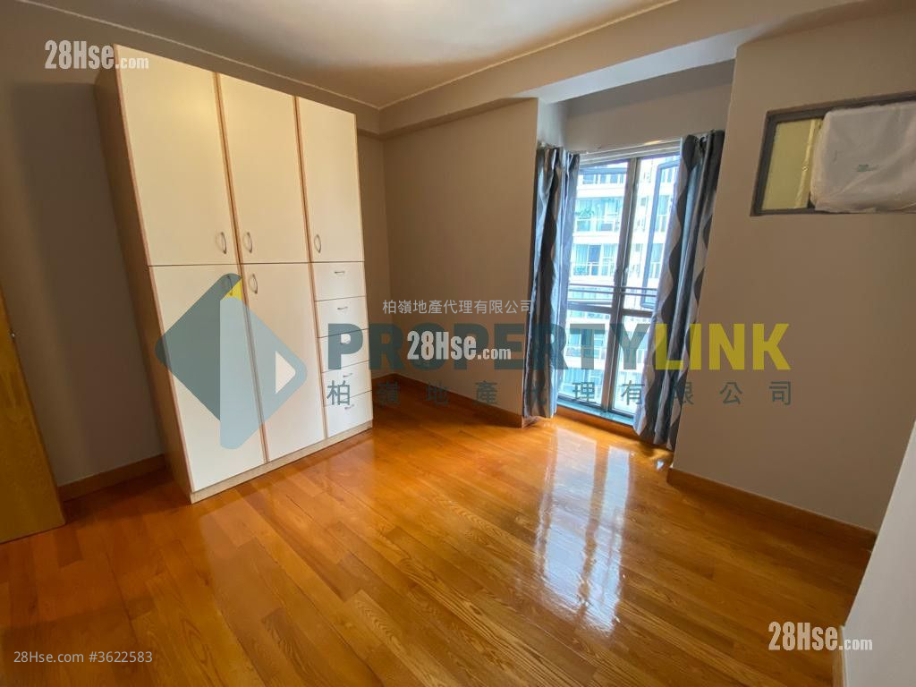 Hollywood Terrace Sell 616 ft² ( 57.2 m² ) Hollywood Terrace Sell 616 ft² ( 57.2 m² )