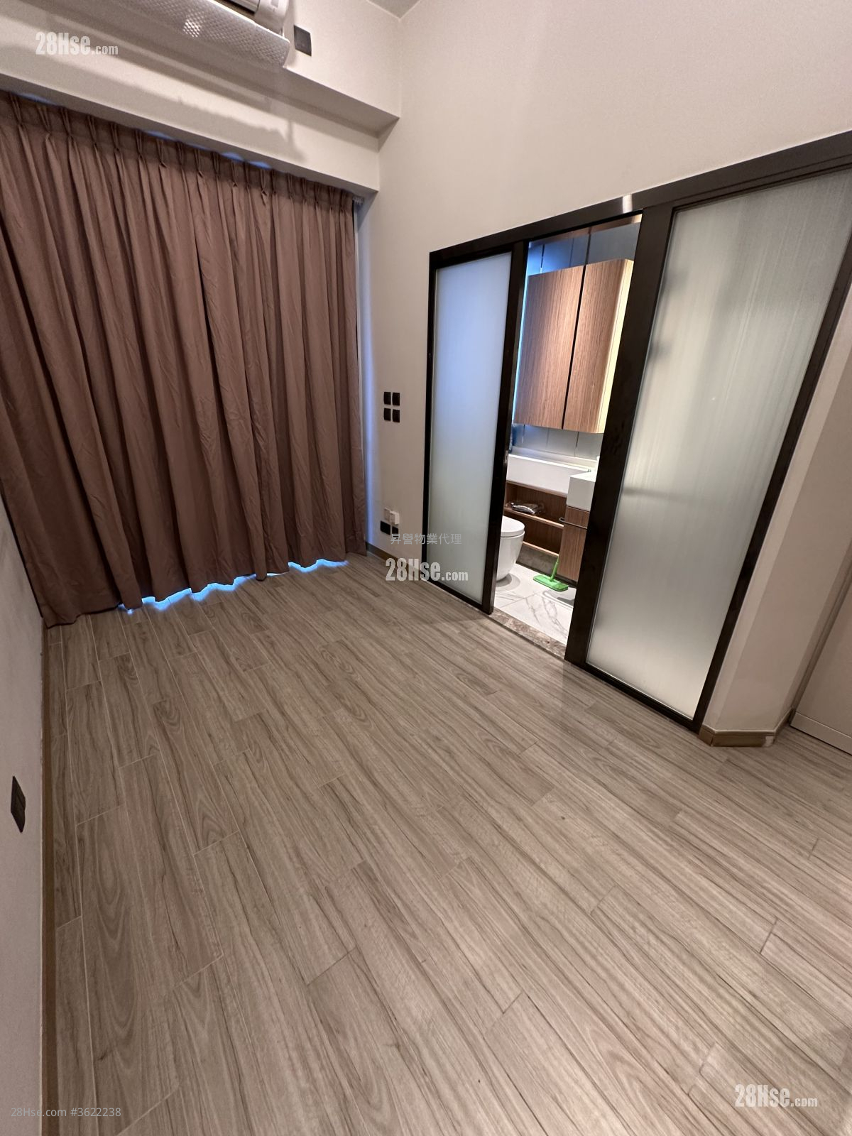 The Vantage Rental Studio 196 ft² ( 18.2 m² ) The Vantage Rental Studio 196 ft² ( 18.2 m² )