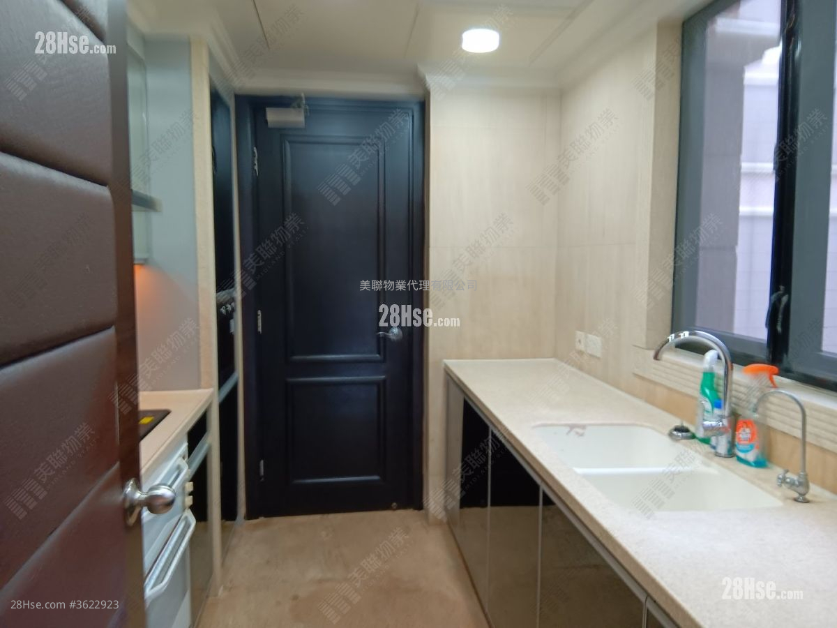 King's Park Hill Sell 2 Bedrooms 1,215 ft² ( 112.9 m² ) King's Park Hill Sell 2 Bedrooms 1,215 ft² ( 112.9 m² )