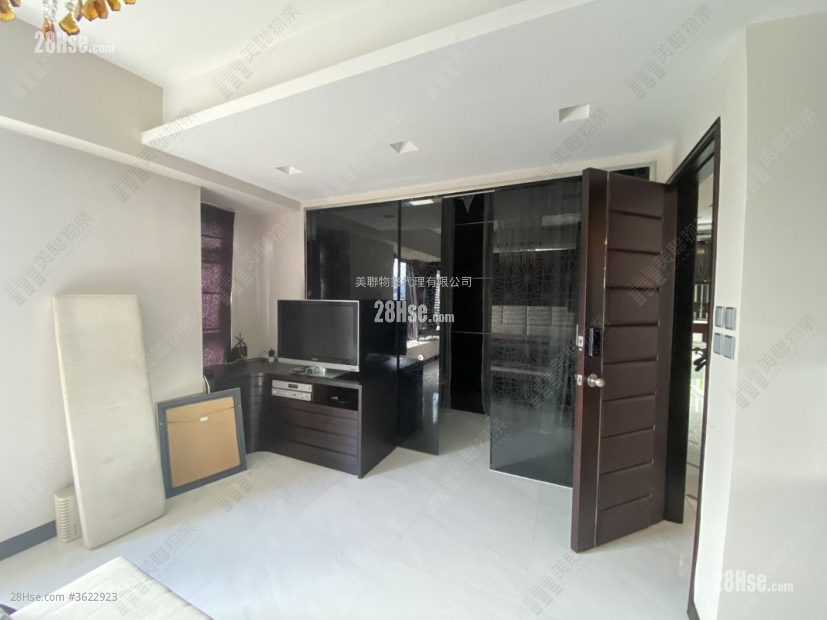 King's Park Hill Sell 2 Bedrooms 1,215 ft² ( 112.9 m² ) King's Park Hill Sell 2 Bedrooms 1,215 ft² ( 112.9 m² )