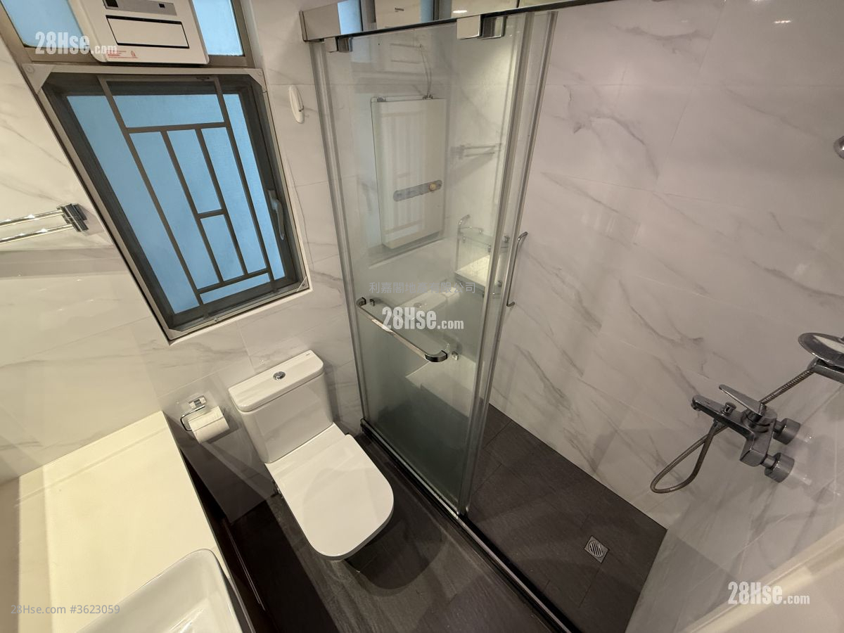 Tseung Kwan O Plaza Sell 2 Bedrooms , 1 Bathroom 414 ft² ( 38.5 m² ) Tseung Kwan O Plaza Sell 2 Bedrooms , 1 Bathroom 414 ft² ( 38.5 m² )