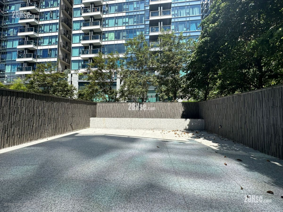 Le Point Sell 5+ Bedrooms , 5+ Bathrooms 2,707 ft² ( 251.5 m² ) Le Point Sell 5+ Bedrooms , 5+ Bathrooms 2,707 ft² ( 251.5 m² )