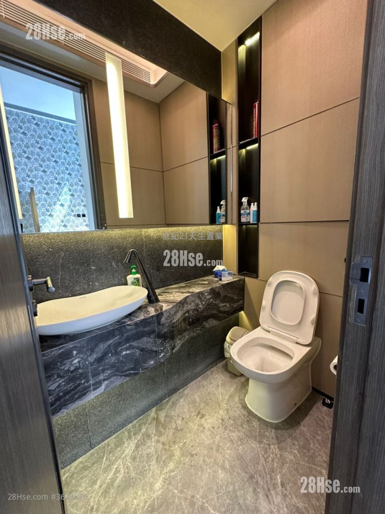 Le Point Sell 5+ Bedrooms , 5+ Bathrooms 2,707 ft² ( 251.5 m² ) Le Point Sell 5+ Bedrooms , 5+ Bathrooms 2,707 ft² ( 251.5 m² )