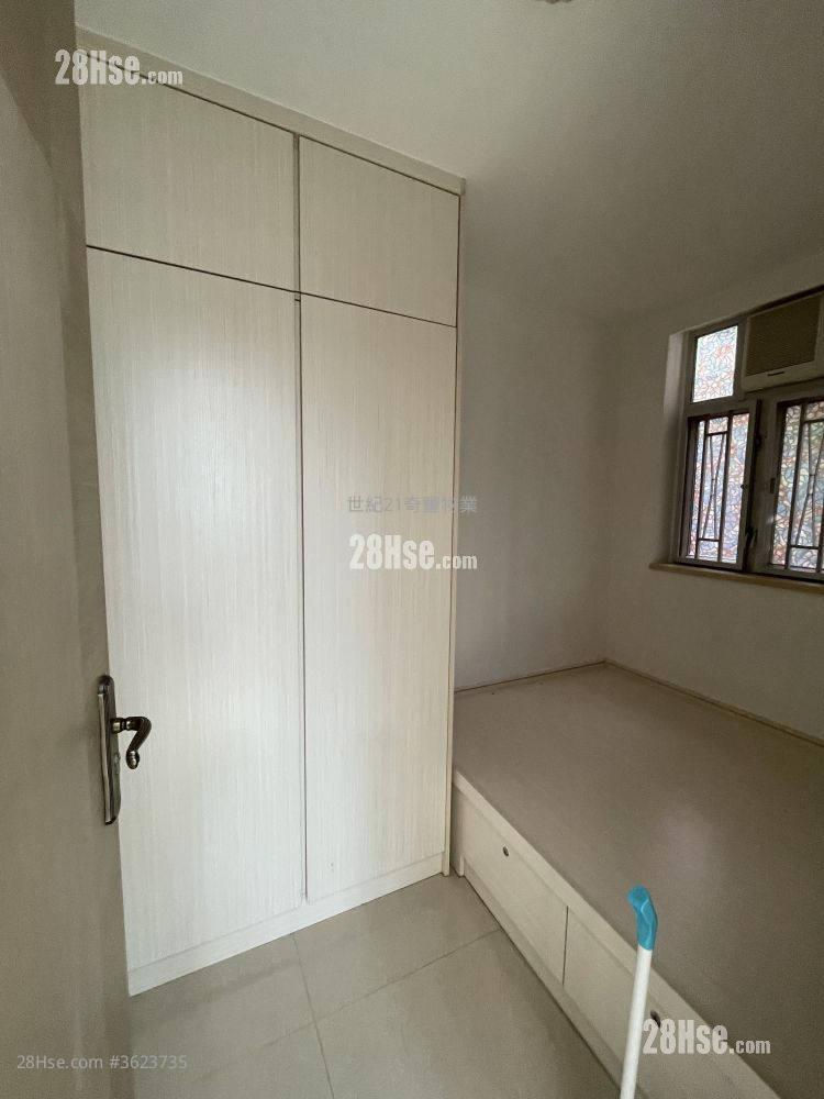 Cheung Wah Estate Sell 2 Bedrooms , 1 Bathroom 443 ft² ( 41.2 m² ) Cheung Wah Estate Sell 2 Bedrooms , 1 Bathroom 443 ft² ( 41.2 m² )