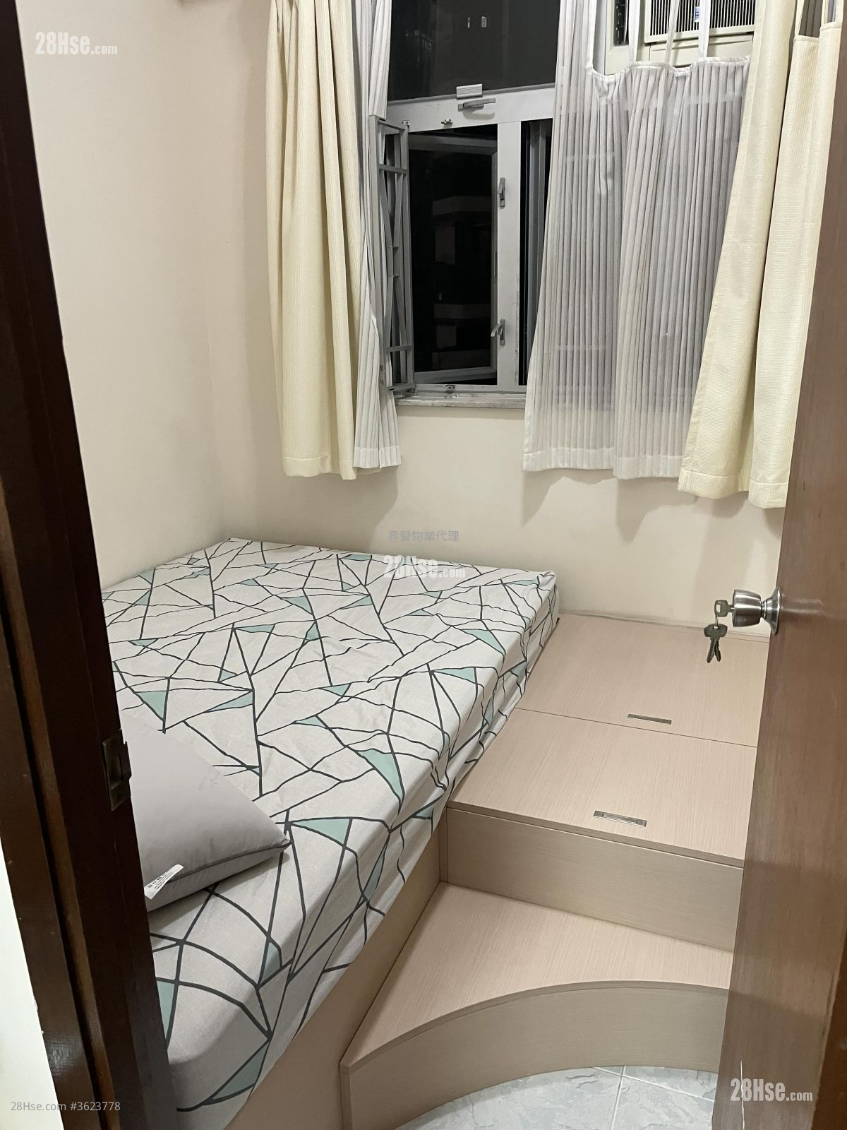 荣林大厦 租盘 2 房 270 平方尺 ( 25.1 平方米 )