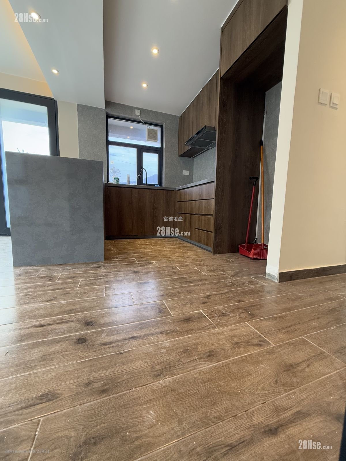 下輋 售盘 700 平方尺 ( 65.0 平方米 )