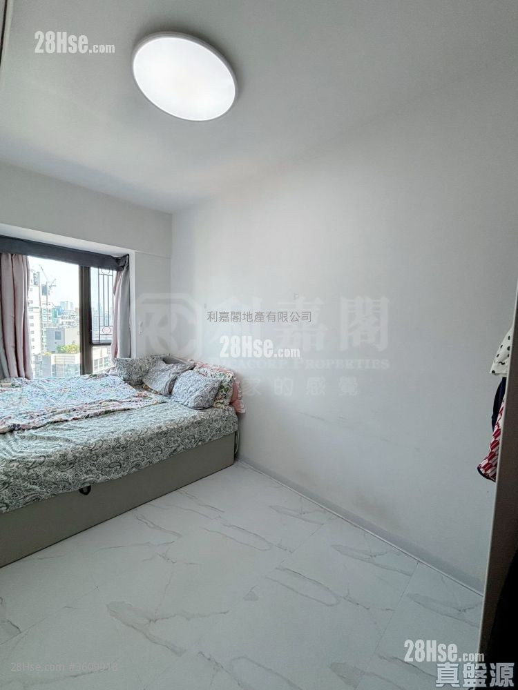 The Belcher's Sell 3 Bedrooms 762 ft² ( 70.8 m² ) The Belcher's Sell 3 Bedrooms 762 ft² ( 70.8 m² )