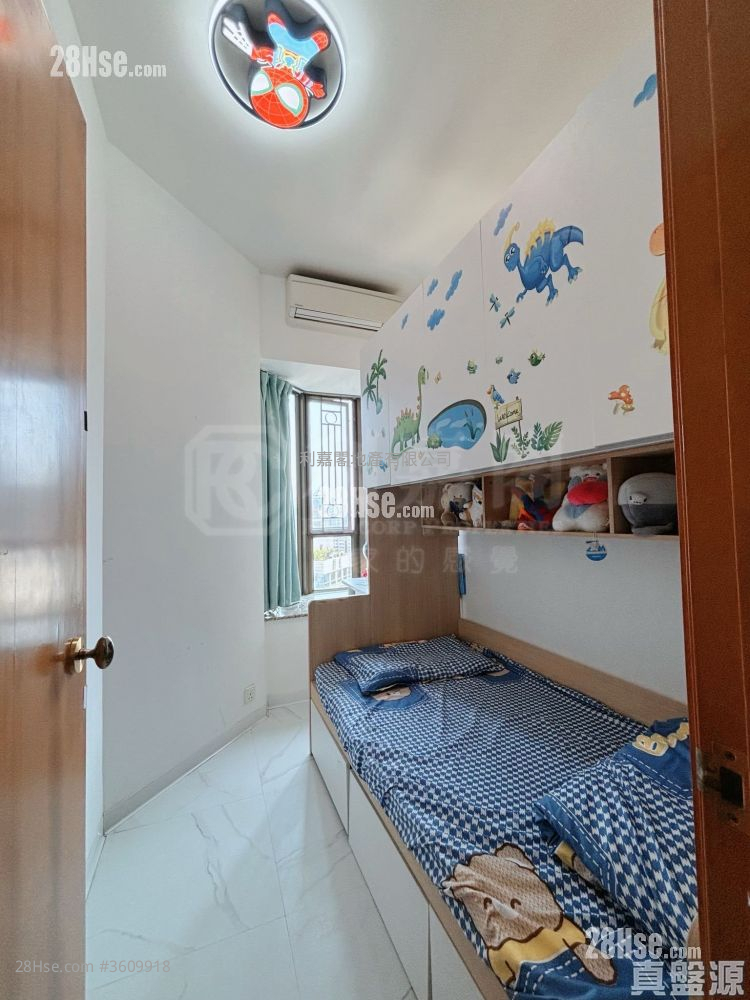 The Belcher's Sell 3 Bedrooms 762 ft² ( 70.8 m² ) The Belcher's Sell 3 Bedrooms 762 ft² ( 70.8 m² )