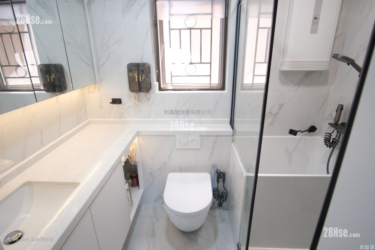 The Belcher's Sell 3 Bedrooms 762 ft² ( 70.8 m² ) The Belcher's Sell 3 Bedrooms 762 ft² ( 70.8 m² )