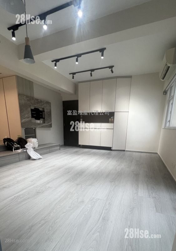 Happy Building Rental Studio , 1 Bathroom 490 ft² ( 45.5 m² )