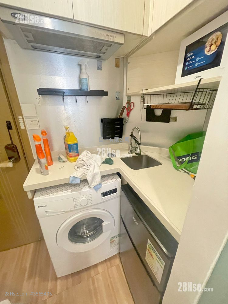 Metropole Building Rental Studio , 1 Bathroom 140 ft² ( 13.0 m² )