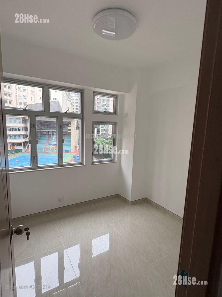 Chong Yip Centre Sell 2 Bedrooms , 1 Bathroom 417 ft² ( 38.7 m² )