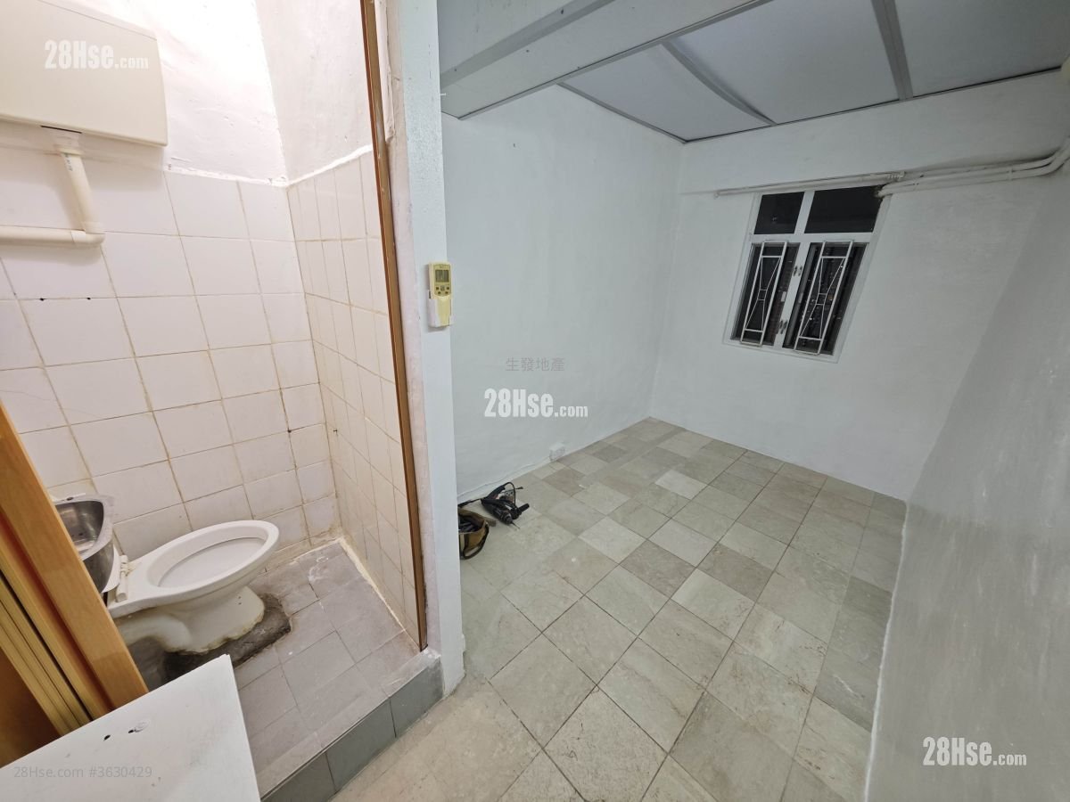 Hong King Building Rental Studio , 1 Bathroom 120 ft² ( 11.1 m² )