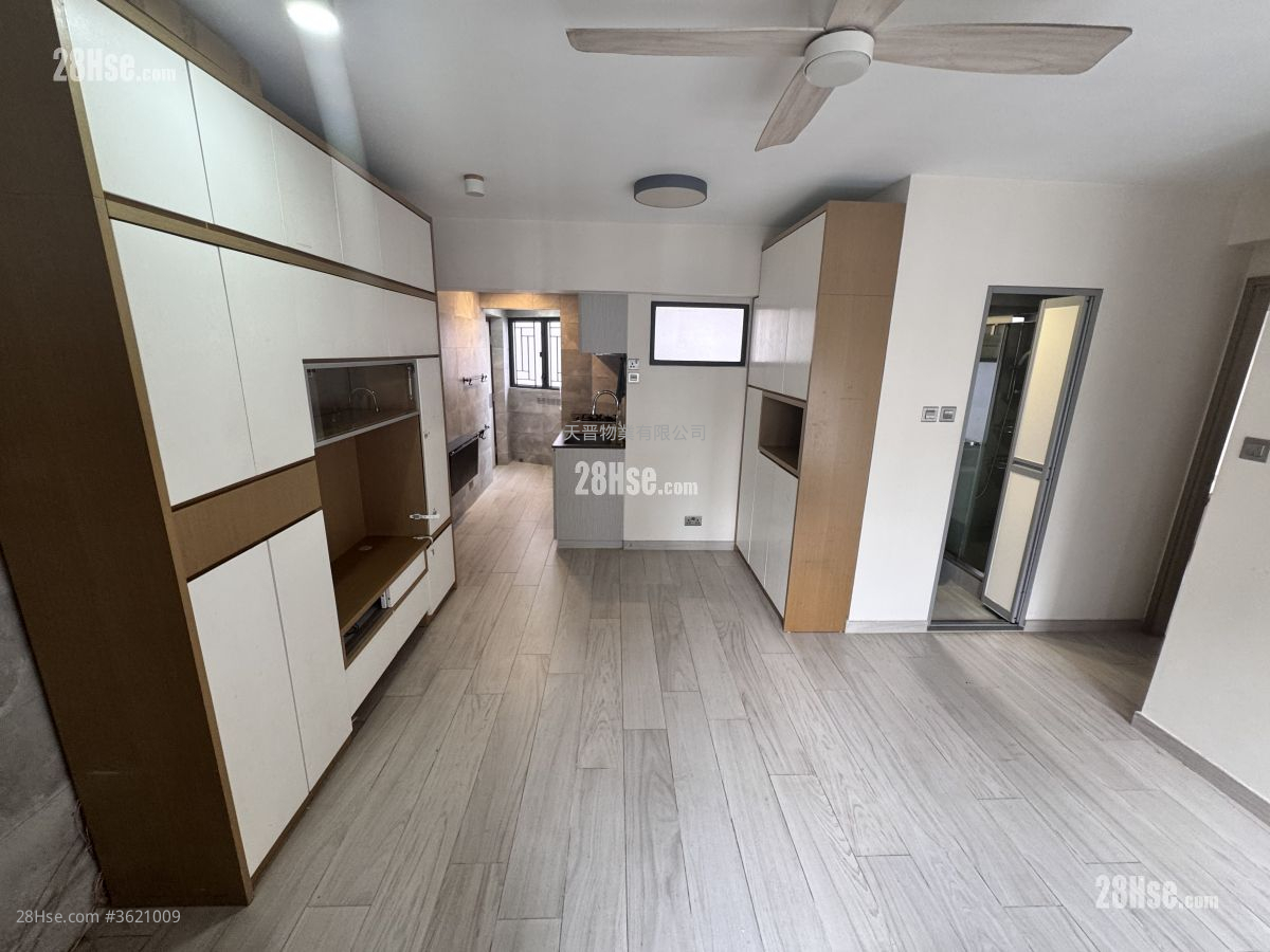 Tak Lee Court Sell 3 Bedrooms , 1 Bathroom 463 ft² ( 43.0 m² )