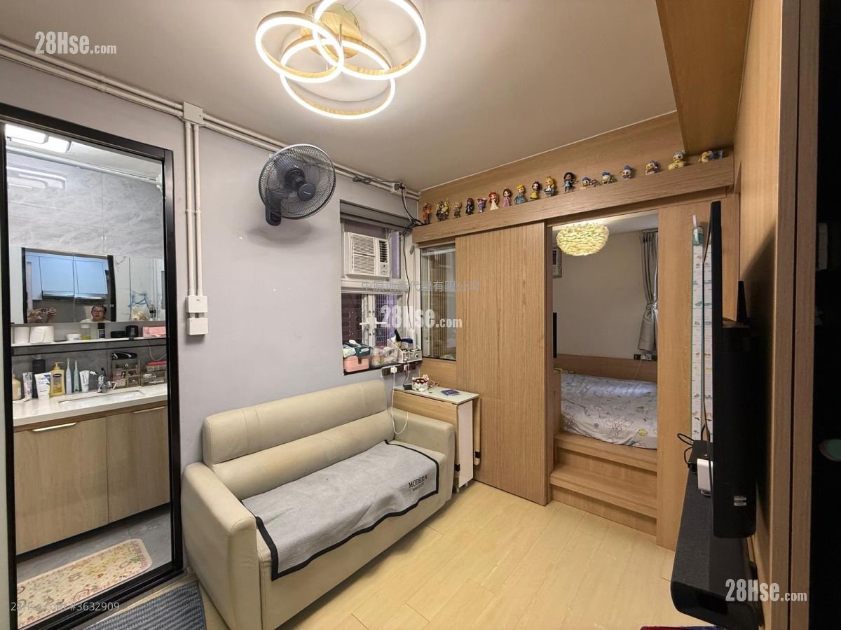 Tsuen Wan Centre Sell 2 Bedrooms , 1 Bathroom 329 ft² ( 30.6 m² )