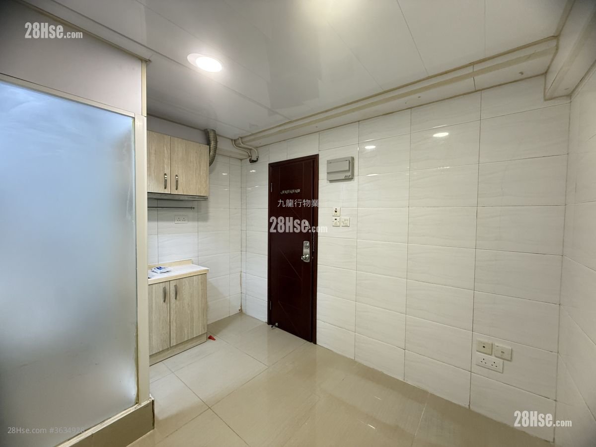 安强大楼 租盘 90 平方尺 ( 8.4 平方米 )