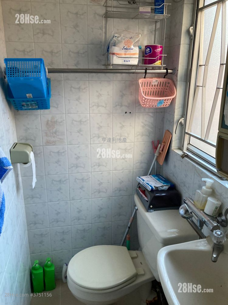 Tung Ho Building Sell 1 Bedroom , 1 Bathroom 220 ft² ( 20.4 m² )