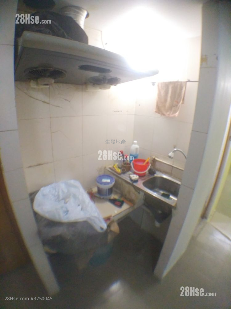 新蒲崗富源街唐樓低層 Rental 1 Bedroom , 1 Bathroom 250 ft² ( 23.2 m² )