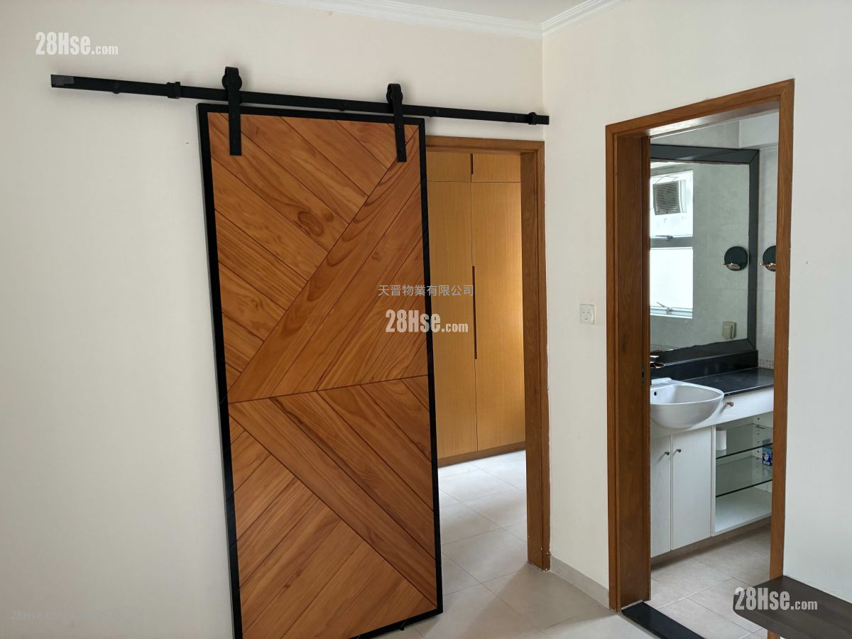 Honour Court Sell 2 Bedrooms , 1 Bathroom 318 ft² ( 29.5 m² )