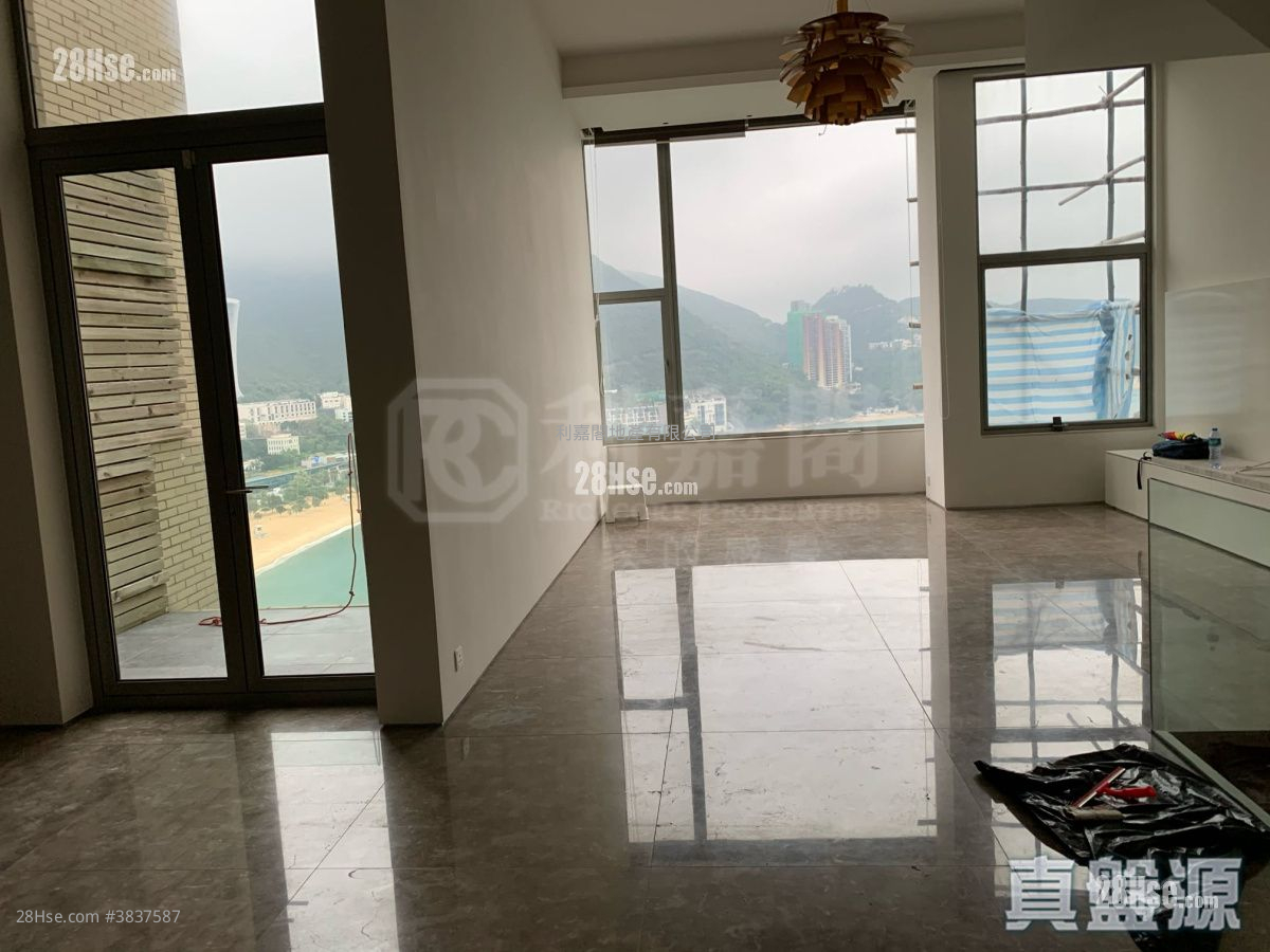 The Beachfront Rental 4 Bedrooms , 2 Bathrooms 2,526 ft² ( 234.7 m² )