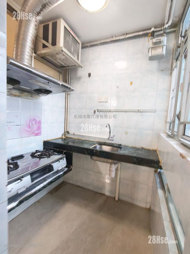 May Shing Court Sell 2 Bedrooms , 1 Bathroom 381 ft² ( 35.4 m² )
