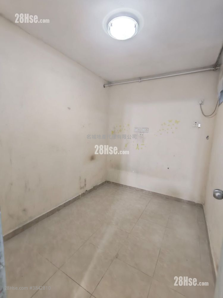 May Shing Court Sell 2 Bedrooms , 1 Bathroom 381 ft² ( 35.4 m² )
