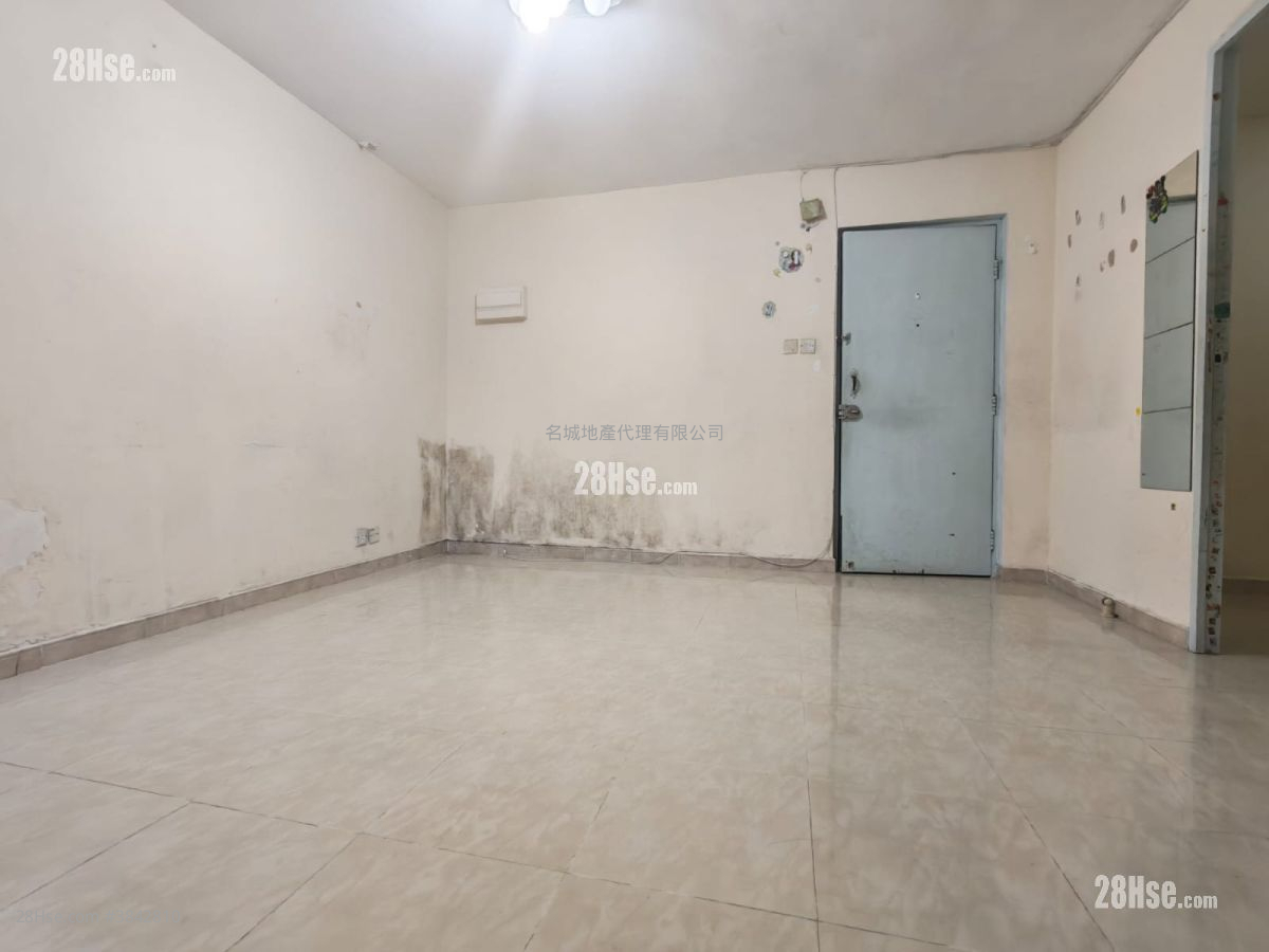 May Shing Court Sell 2 Bedrooms , 1 Bathroom 381 ft² ( 35.4 m² )
