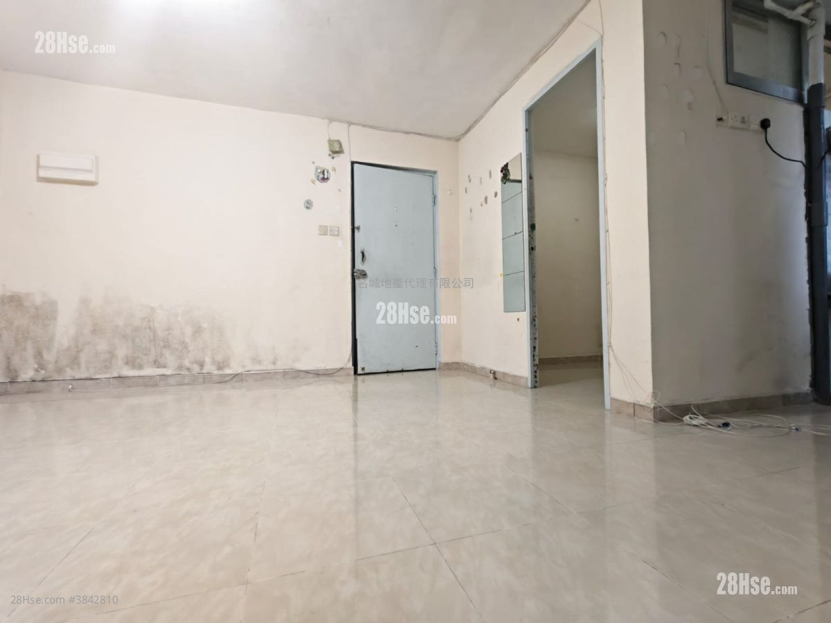 May Shing Court Sell 2 Bedrooms , 1 Bathroom 381 ft² ( 35.4 m² )